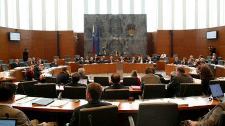 Premier in ministri so odgovarjali na poslanska vprašanja.