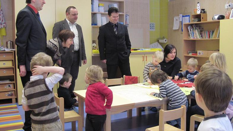 Ravnatelj Zorko (prvi z leve) naj bi želel, kot pravijo starši, neljubi dogodek 