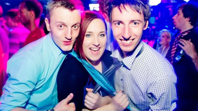 Kravatke in krilca zasedla Cirkus