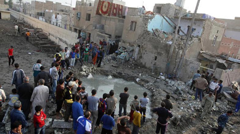 Eksplozija je razbila okna, po učilnicah pa so raztrgani in okrvavljeni učbeniki