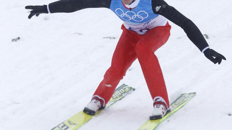 Simon Ammann je bil najdaljši na prvem treningu na veliki skakalnici. (Foto: Reu