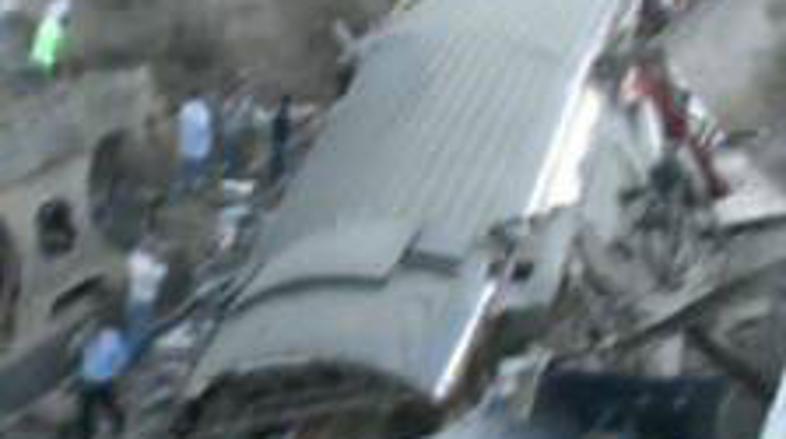 Reševalci se trudijo, da bi iz razbitin rešili vse ujete.