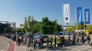 Gneča pred trgovino Big Bang