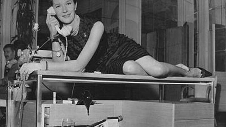 Lois Maxwell v vlogi tajnice agenta 007