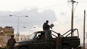 Vojaki so po napadu zaprli ulico, ki vodi do ameriške ambasade.