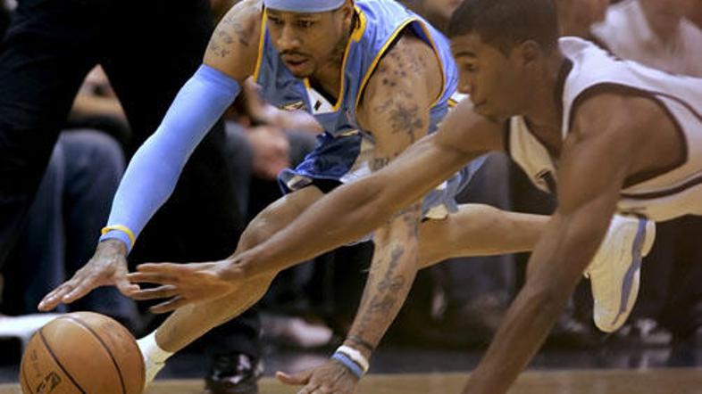 Allen Iverson v Detroitu novači privržence folk glasbe.