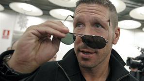 Diego Simeone Atletico Madrid letališče Barajas prihod trener sončna očala