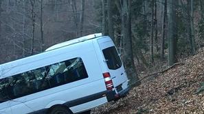 Minibus zgrmel v globel