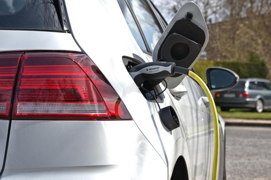 Električni avto, električna polnilnica, polnjenje | Avtor: Profimedia