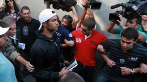 Nogometaš ob prihodu na policijsko postajo. (Foto: Reuters)