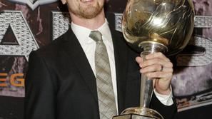 Henrik Sedin ponosno s pokalom za najbolj koristnega igralca sezone. (Foto: Reut
