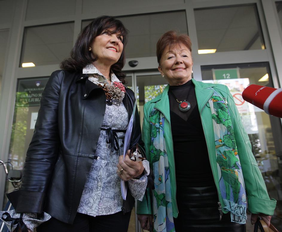 Marjeta Zorc pred prihodom na sodišče. (Foto: Boštjan Tacol)