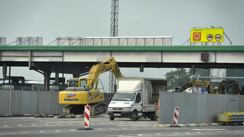 slovenija 03.09.12, rusenje cestninske postaje Log, rusenje, cestnina, vinjeta, 