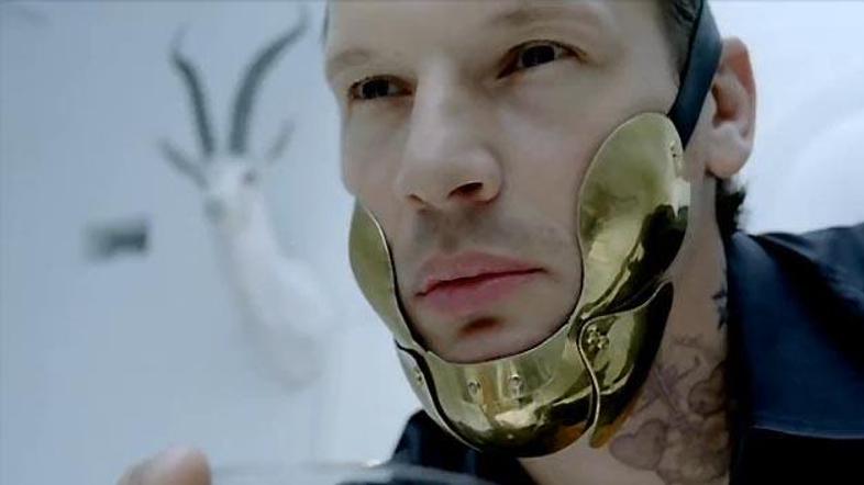 V favoriziranem videu ameriške pevke Lady Gaga z naslovom Bad Romance nastopa tu