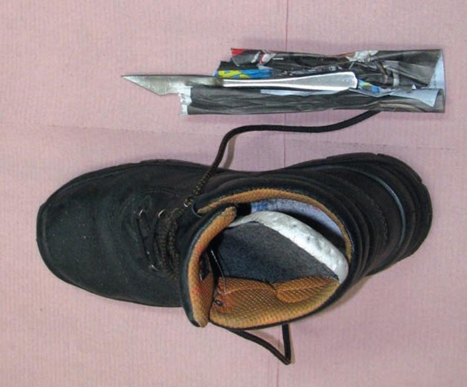 Tihotapljenje v zapore | Avtor: Ursiks - Pazniki so v zapornikovem čevlju odkrili skrivališče za nož.
