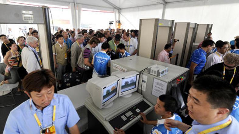 V prejšnjih dneh naj bi novinarjem povsod sledili varnostni uslužbenci v civilu.