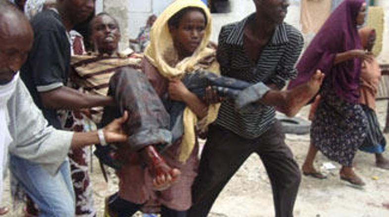 Ljudje nosijo ranjenega moškega v bolnišnico.