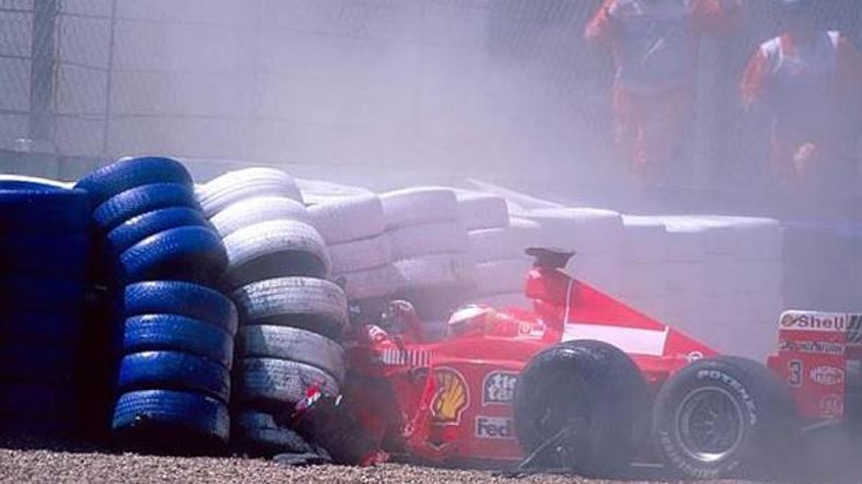 S Ferrarijem se je Michael Schumacher zaril pod zaščitne gume in si zlomil nogo.