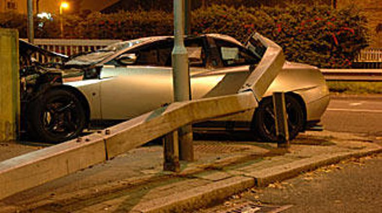 Betonska ograja je bila usodna za mladega voznika.