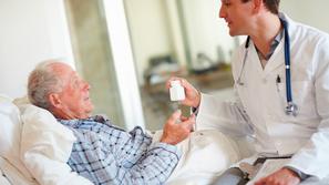 Zivljenje 25.03.13, bolnik, postelja, zdravnik, foto: shutterstock