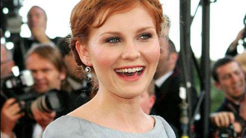 Nikoli si ne bi mislili, da se lahko tako čedno dekle zlomi pod težo alkohola, d