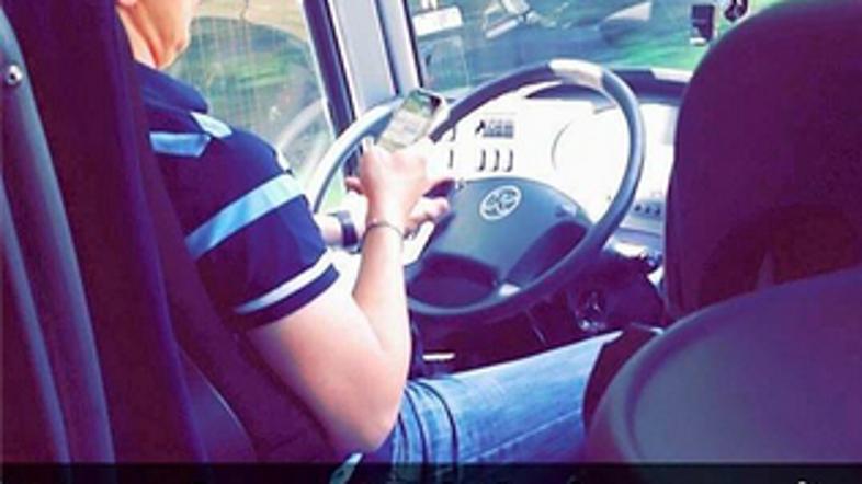 Voznik avtobusa na telefonu