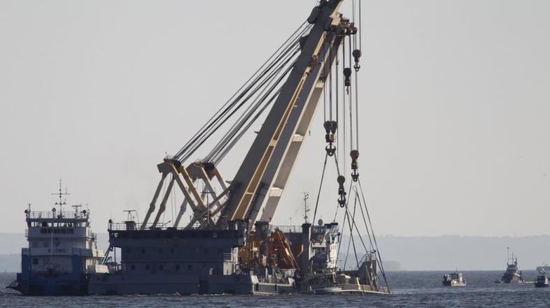 Žerjav vleče ladjo Bulgaria