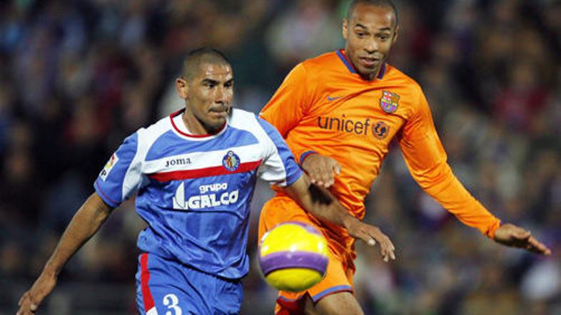 Thierry Henry se bori z branilcem Getafejam Diazom.