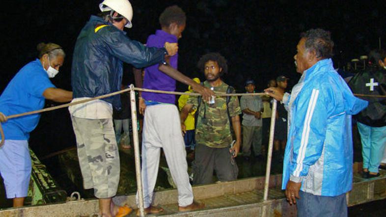 Nekaj dni, preden so rešili brodolomce, je v morje padel 17-letnik in se utopil.