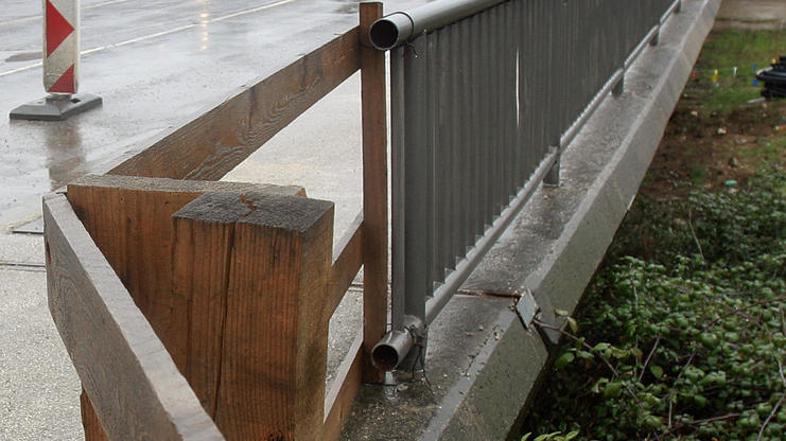 Zapora Semedelskega mostu bo očitno morala počakati na konec turistične sezone. 