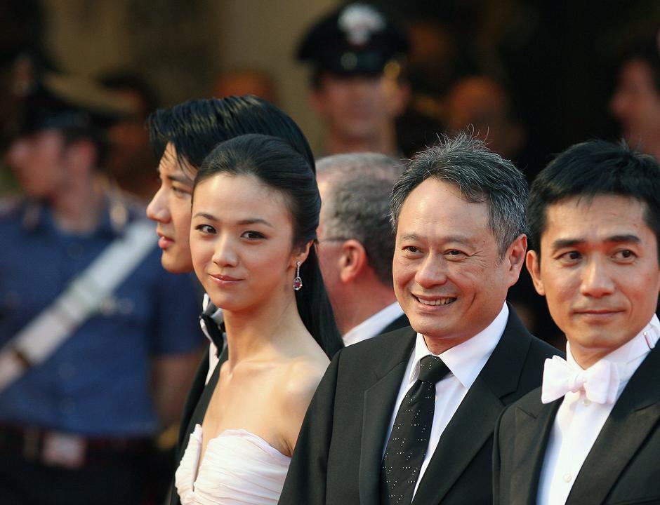 Glavna igralca Tang Wei in Tony Leung, med njima režiser Ang Lee | Avtor: Žurnal24 main