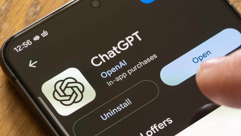 Telefon z ikono ChatGPT in OpenAI