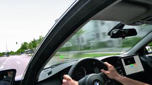 Voznik dobiva informacije tudi prek zaslona head up in mu pogleda ni treba odvrn