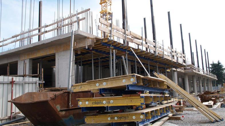 Na gradbišču Eda centra je v grobem končano prvo nadstropje nad zemljo. Manjka j