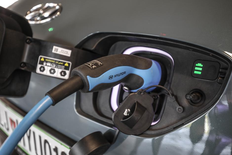 Hyundai Kona electric električni avto polnjenje polnilnica | Avtor: Saša Despot