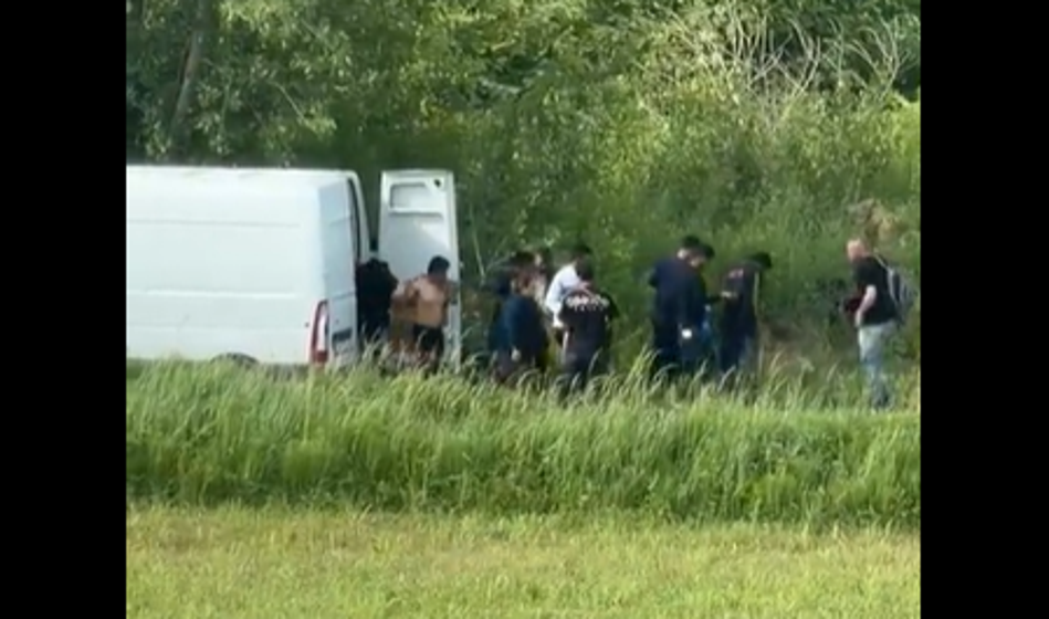VIDEO: Kombi ustavil "sredi ničesar", ven pa poskakalo kup l