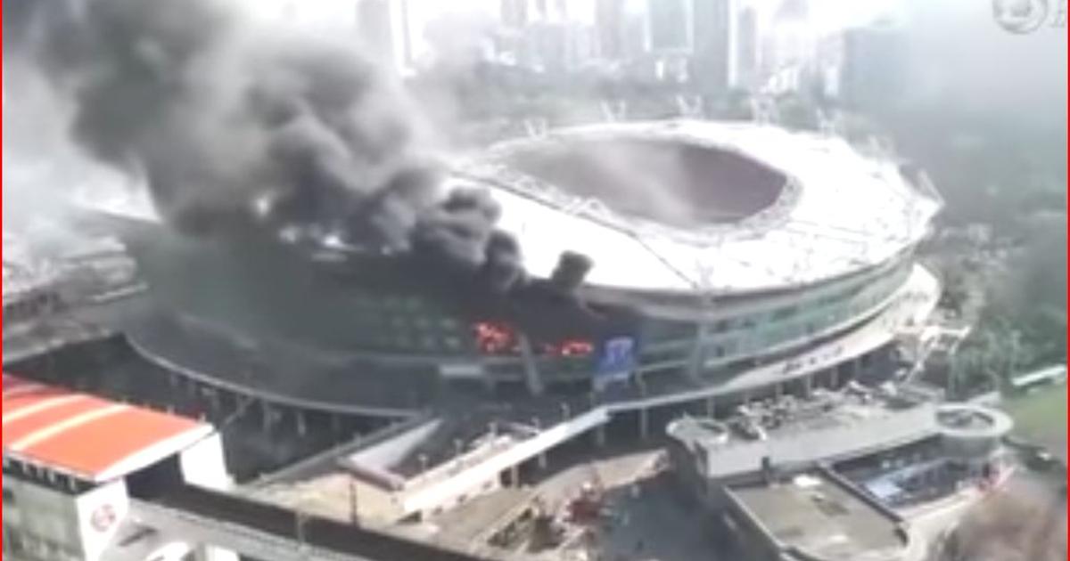 Что происходит на стадионе. Шанхайский футбольный стадион. Пожар на футбольном стадионе. Стадион футбольный который сгорел. Стадион Хункоу.