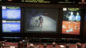 Tehniki v ruskem vesoljskem središču Koroljov pri Moskvi opazujejo dogajanje na 