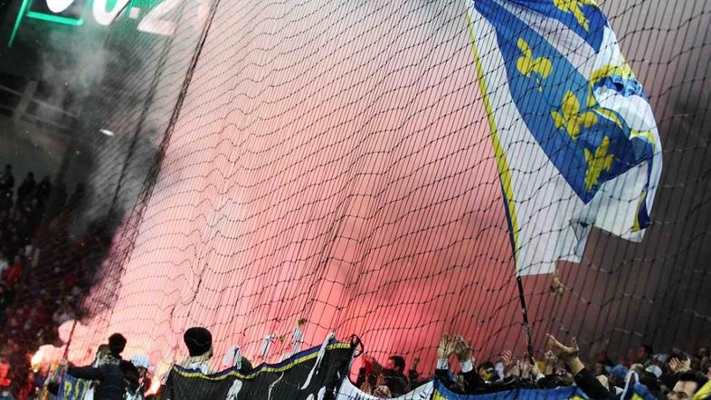 navijači bakle dim Slovenija Bosna in Hercegovina BiH prijateljska tekma Stožice