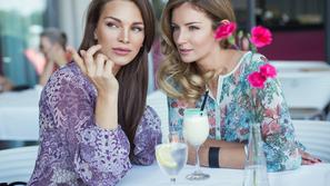 prijateljici opravljanje pijača 