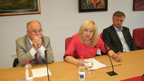 Renata Brunskole (v družbi ministra Žekša in državnega sekretarja Horvata) pravi