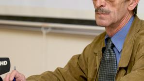 &lt;slovenija&gt; 09.06.09 Andrej Flajs, novinarska konferenca Statisticnega ura