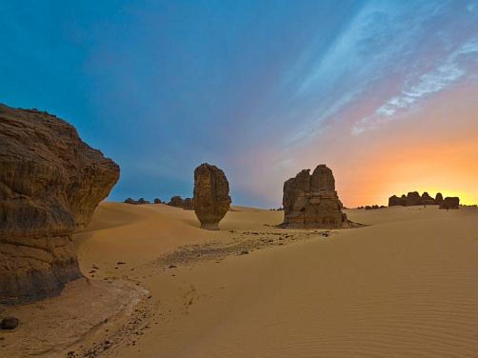 V nemirno Alžirijo in še marsikam samo z veliko mero opreznosti.