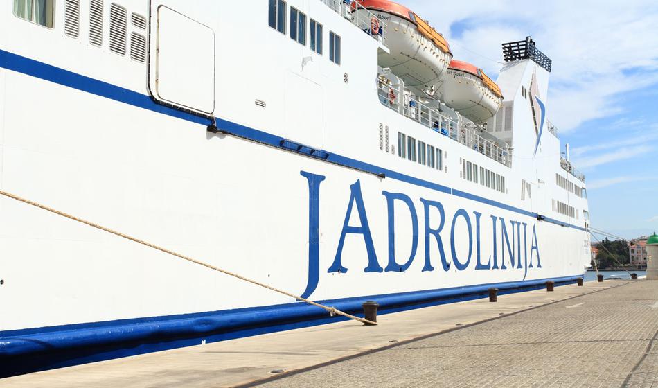 Sredi sezone obstal največji trajekt Jadrolinije
