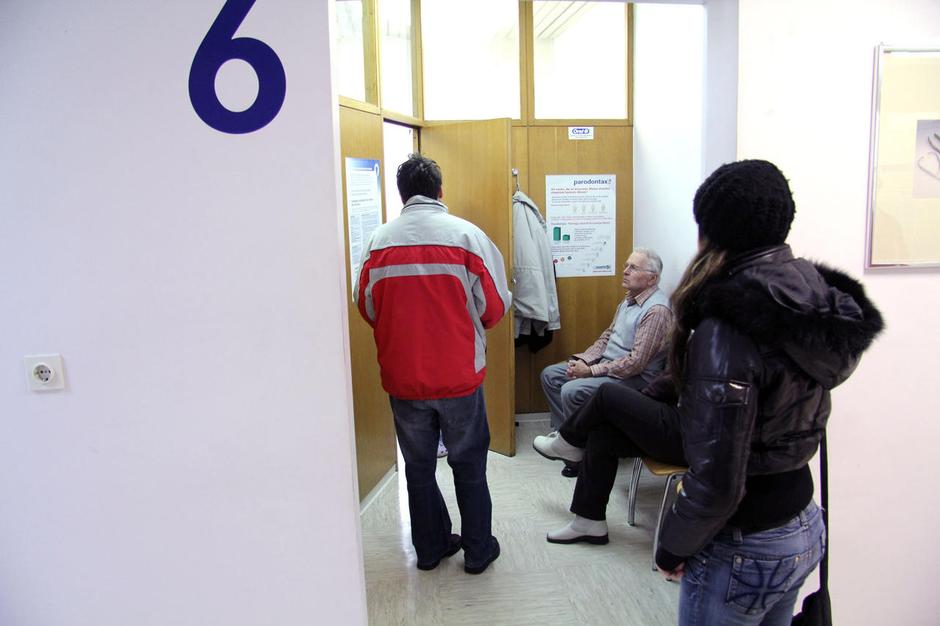 V čakalnicah javnih zobozdravstvenih ambulant ni velike gneče, saj ljudje, ker z | Avtor: Žurnal24 main