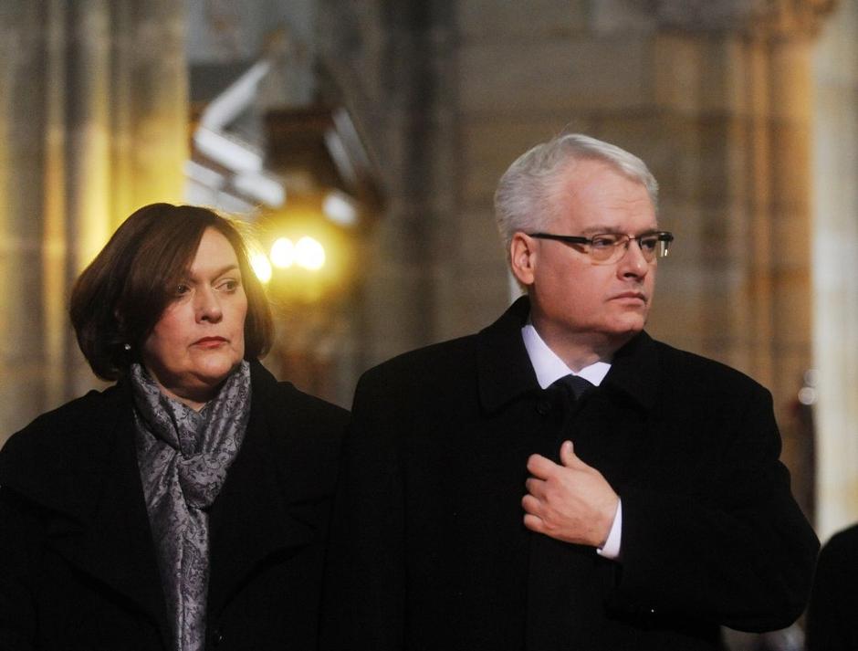 Hrvaški predsednik Ivo Josipović s svojo ženo Tatjano Josipović na pogrebu v Pra | Avtor: EPA