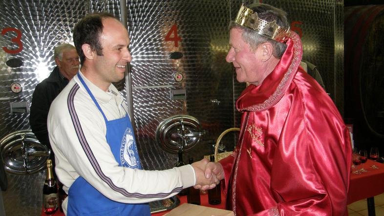 Med prvimi je Marku Cvelbarju čestital Andrej Tratar, ki bo krono nosil le še do