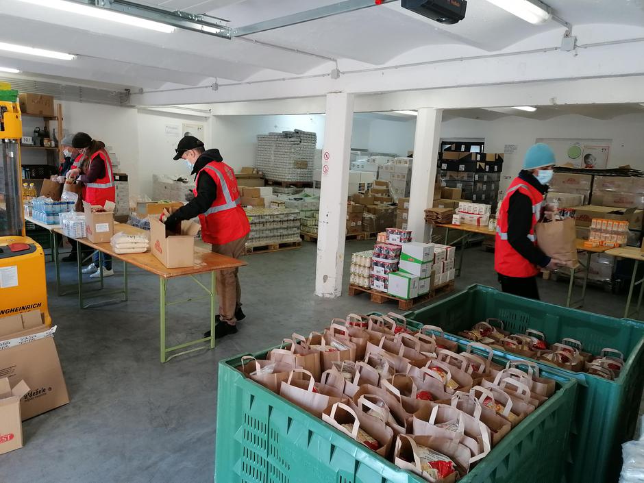 Slovenska Karitas pomoč razdeljevanje hrane paketi hrana humanitarna pomoč | Avtor: Arhiv Karitas
