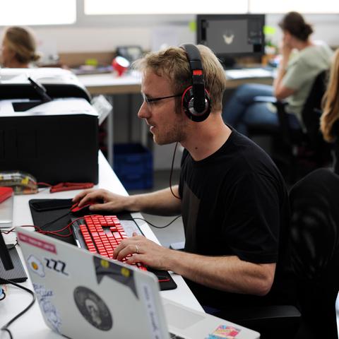 Delavci v pisarni, moški s slušalkami