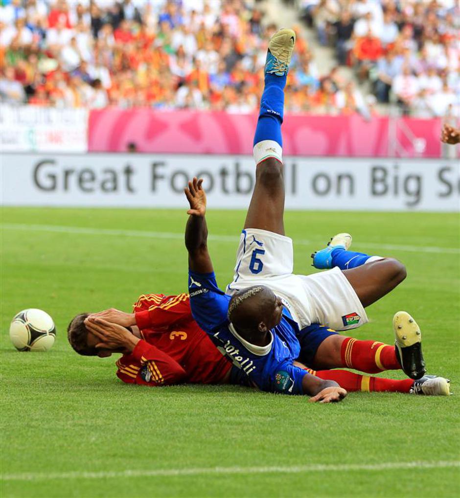 Pique Balotelli Španija Italija Gdansk Euro 2012 | Avtor: EPA